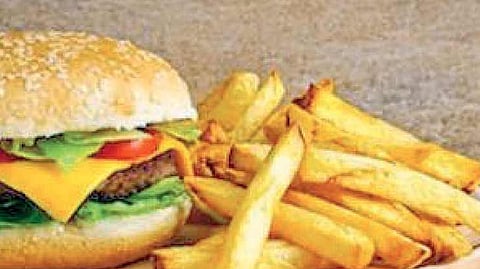 Health Tips : जंकफूड, सॉफ्ट ड्रिंकचे अतिसेवन करत असाल तर वेळीच सावध व्हा! नाहीतर...