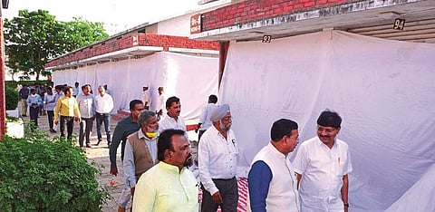 कलाग्राम येथे अलगीकरण कक्षांची पाहणी करताना पदाधिकारी, अधिकारी