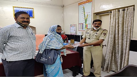 लोकल ट्रेनमध्ये चोरीला गेलेले दागिने मिळाले तब्बल 20 वर्षांनी, महिलेकडून पोलिसांचे आभार