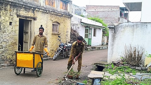 Temporary Relief To 40 Sanitation Workers In The Kolhapur District Kolhapur Marathi News