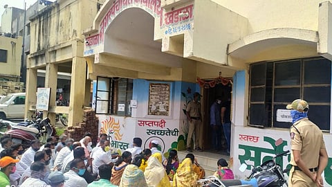 खंडाळ्यात आठवडा बाजारासाठी व्यापारी आक्रमक, नगरपंचायतीसमोर ठिय्या