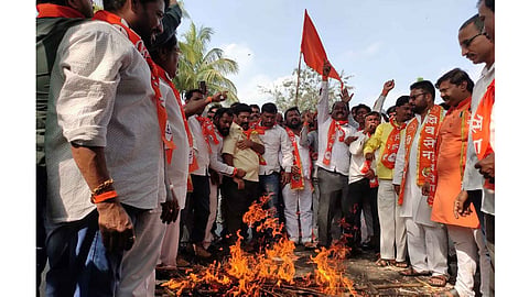 Shiv Sena burns statue of former Karnataka ministers at maihsal border sangli marathi news