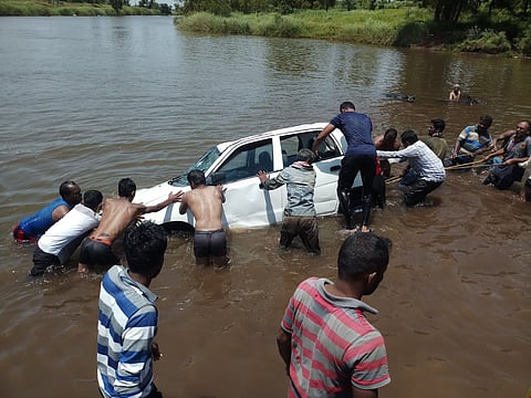four wheeler fell into the Bhogawati river senior citizen died