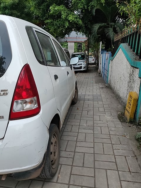 शिवतीर्थनगरला पदपथावर बेकायदा पार्किंग