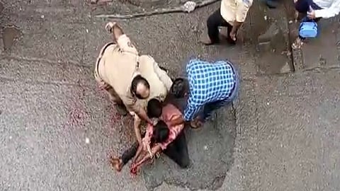 पत्नीशी बिनसल्याने स्वतःवरच केले कोयत्याने वार
