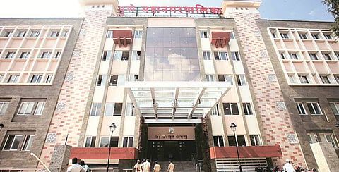 पुणे महापालिकेचा पराक्रम; रंगांचा वास येतो म्हणून चित्रकाराला पाठविली नोटीस