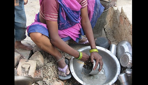 ...हातात नाही पैसे, खिन्न मनाने आता 'त्याही' म्हणतायत "मॅडम काम पर आऊ क्या?"