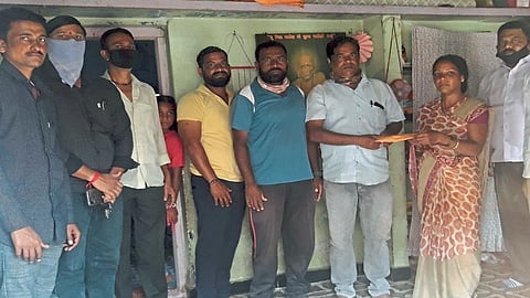 मानलं भावांनो! जिवलग मित्राच्या निराधार कुटुंबाला 'मैत्री'चा आधार, वर्गणी काढून हलका केला कुटुंबावरील भार