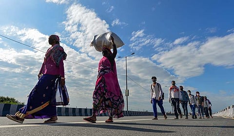 लॉकडाऊनमुळे... ३७ हजार स्थलांतरित कामगारांची वापसी