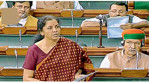 देशाच्या अर्थव्यवस्थेबाबत लोकसभेत निवेदन करताना अर्थमंत्री निर्मला सीतारामन.