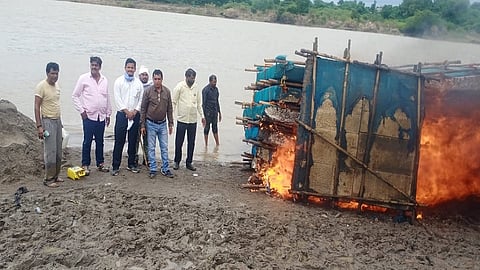 नांदेड - गोदावरी नदीकाठी अवैधरित्या वाळू उपसा करणाऱ्यांवर बुधवारी कारवाई करून ६२ तराफे जाळण्यात आले.