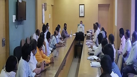 नांदेड - आयुक्त डॉ. सुनील लहाने यांनी बुधवारी महापालिकेत बैठक घेऊन उपाययोजना करण्याच्या सूचना दिल्या.