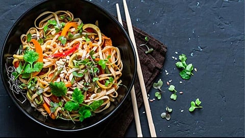 Egg Hakka Noodles Recipe : जाणून घ्या अंडा हक्का नूडल्स बनवायच्या टिप्स