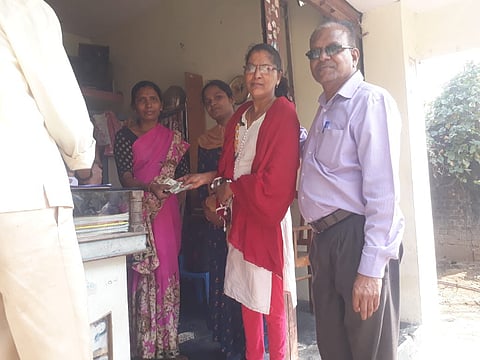 पचखेडी : घरोघरी जाऊन सहकाऱ्यांसह करवसुली करताना खंडविकास अधिकारी हिरूडकर.