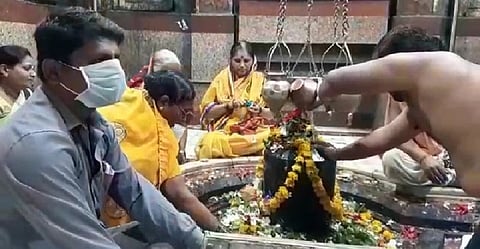 परळी : बारा ज्योतिर्लिंगांपैकी एक असलेल्या वैद्यनाथ मंदिरात कोरोना व्हायरसच्या पार्श्वभूमीवर घेण्यात येत असलेली काळजी.