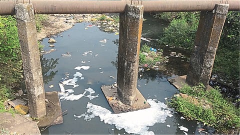 खोपोली : पाताळगंगा नदीत नाल्यातून सोडले जात असलेले सांडपाणी.