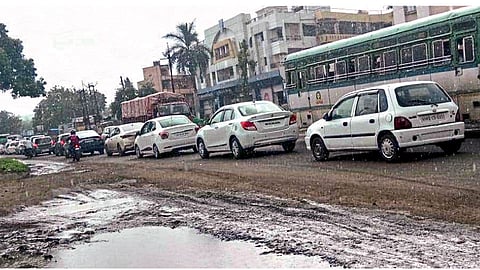 पुणे-नाशिक महामार्गावर वाहतूक कोंडीमुळे प्रवासी त्रस्त