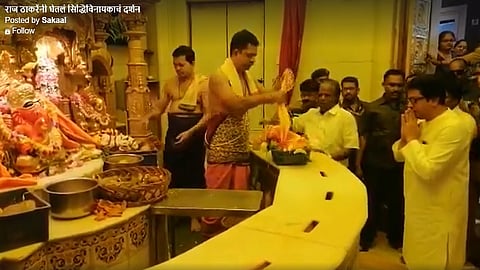 VIDEO : 'चले जाओ' रॅलीआधी राज ठाकरे यांनी घेतलं सिद्धिविनायकाचं दर्शन..