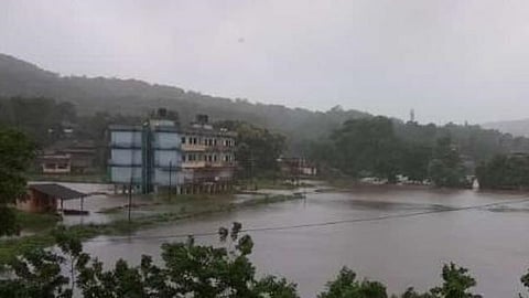 roads blocked due to flood kharepatan in sindhudurg