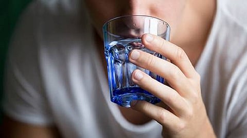 कोरोना आणि मिठाच्या पाण्याच्या गुळण्या, UK मध्ये झालंय महत्त्वाचं संशोधन, संशोधक म्हणतायत...