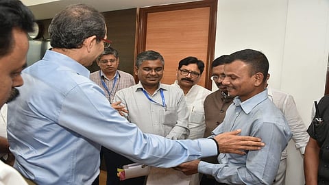 #SakalImpact - धडपड्या संतोषच्या पाठीवर मुख्यमंत्र्याची कौतुकाची थाप..