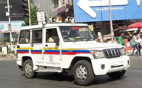 #Solapur : बापरे.. संचारबंदीत पोलिसाच्या जीपमध्ये ओली पार्टी!