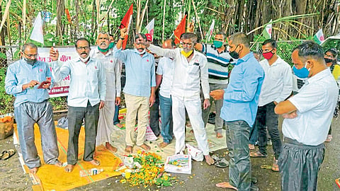 'स्वाभिमानी'ने घातला 'दहावा'; जिल्हा प्रशासनाविरोधात घोषणाबाजी