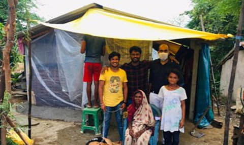 चामोर्शी : ताराबाई अर्के व त्यांची नात अंजना यांच्यासह त्यांना मदत करणारे युवक.