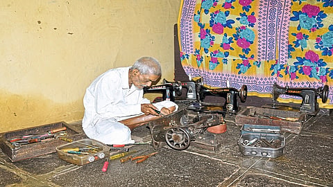 Repair Of 80 Sewing Machines During Lockdown Period By 83-Year-Old Artisan Kolhapur Marathi News