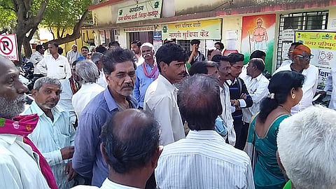 वाडी : नगर परिषदेचा निर्णय ऐकण्यासाठी नागरिकांनी केलेली गर्दी