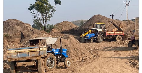 खोरला वाळूमाफिया विरोधात कारवाई; 1 कोटींचा मुद्देमाल जप्त