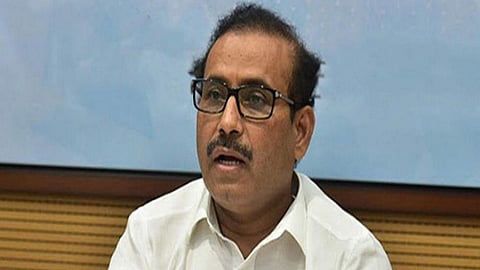 स्वतःची आई ICU मध्ये तरी आरोग्यमंत्री झटतायत महाराष्ट्रासाठी..