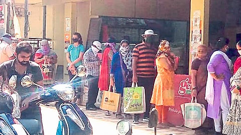 Heavy Rush To Buy Essential Commodity In Chiplun