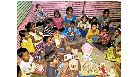 टवाळकी करणारी मुले शैक्षणिक प्रवाहात
