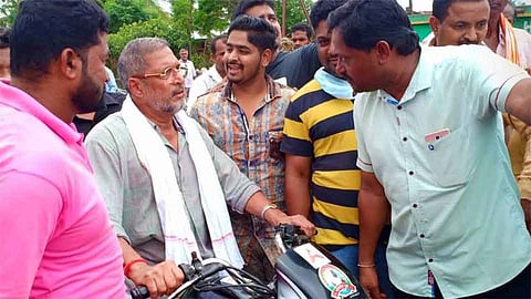 रडायचं नाही; उभं राहायचं : पूरग्रस्तांमागे नाना उभा खंबीर