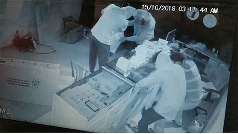 निपाणीत एका रात्रीत तीन ठिकाणी मोबाइल दुकानात चोरी