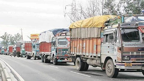 Diesel Price Hike | इंधन दरवाढीमुळे वाहतूकदार आर्थिक संकटात; संघटना आंदोलनाच्या पवित्र्यात