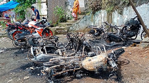 घाटकोपरमध्ये असंख्य वाहने जळून खाक; कोणीतरी जाणीवपूर्वक आग लावल्याचे आरोप