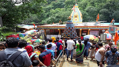 तुंगारेश्वर डोंगरावरील पुरातन महादेवाच्या मंदिरात भाविकांची झालेली गर्दी.