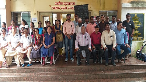 पालघर ः काम बंद आंदोलनात सहभागी झालेले ग्रामीण रुग्णालयातील डॉक्टर आणि कर्मचारी.