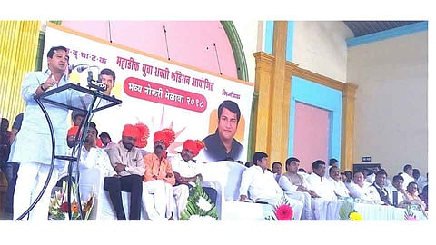 शिराळा - येथील साई संस्कृती मंगल कार्यालयात महाडीक युवा शक्ती फौंडेशनच्यावतीने आयोजित नोकरी मेळाव्याच्या उदघाटन प्रसंगी बोलताना आमदार नितेश राणे सोबत खासदार धनंजय महाडीक,नानासाहेब महाडीक, राहुल महाडीक, सी.बी.पाटील, महादेव कदम, रणजितसिंह नाईक, कीर्तीकुमा