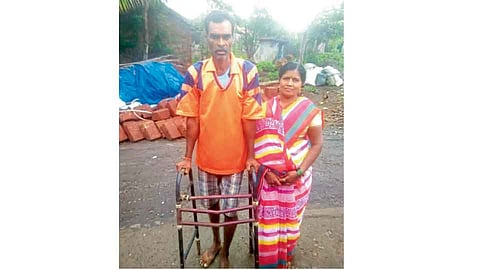 जखमी पतीच्या उपचारासाठी दोन वर्षे कचरा वेचून केला खर्च