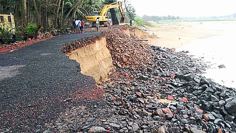 पंधरामाड येथे समुद्राचे अतिक्रमण