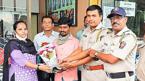 Women Found Two Lakh Rs Returned To Sawantwadi Police