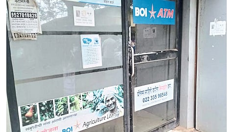 No Precaution Taken To Prevent Corona On ATM Center In Chiplun City