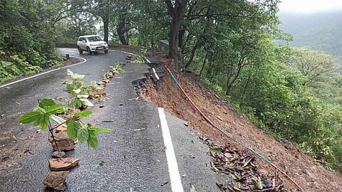 तिलारी घाटात रस्ता गेला वाहून