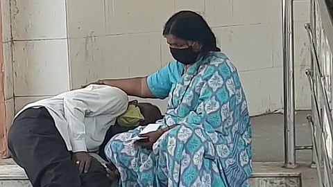 माझ्या पतीला दाखल करून घ्या ओ....(VIDEO)