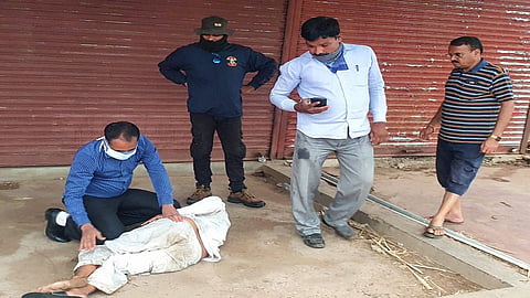 रस्त्यावर तडफडणाऱ्या वृद्धास डाॅक्टर काकांचा आधार