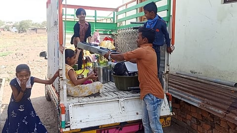 पिंपळगांव रेणूकाई : शेतात जाण्यासाठी वाहनात संसारोपयोगी साहित्य भरताना ग्रामस्थ.