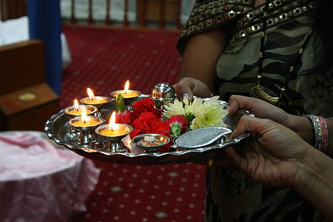 DecoDecorate the pooja plate while waving the bhaubijarate the pooja plate while waving the bhaubija